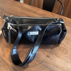 Aest, Capture Medium Sling Bag